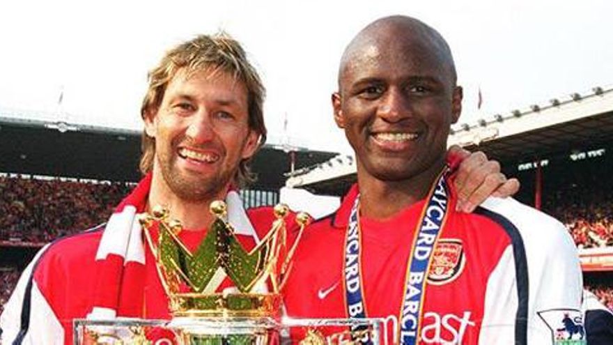 Tony Adams, junto a Vieira, campeones de la Premier League.