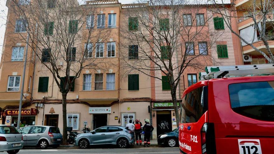 VÍDEO | Desalojan tres viviendas de la calle Gaspar Bennàsar, en Palma, por riesgo de derrumbe