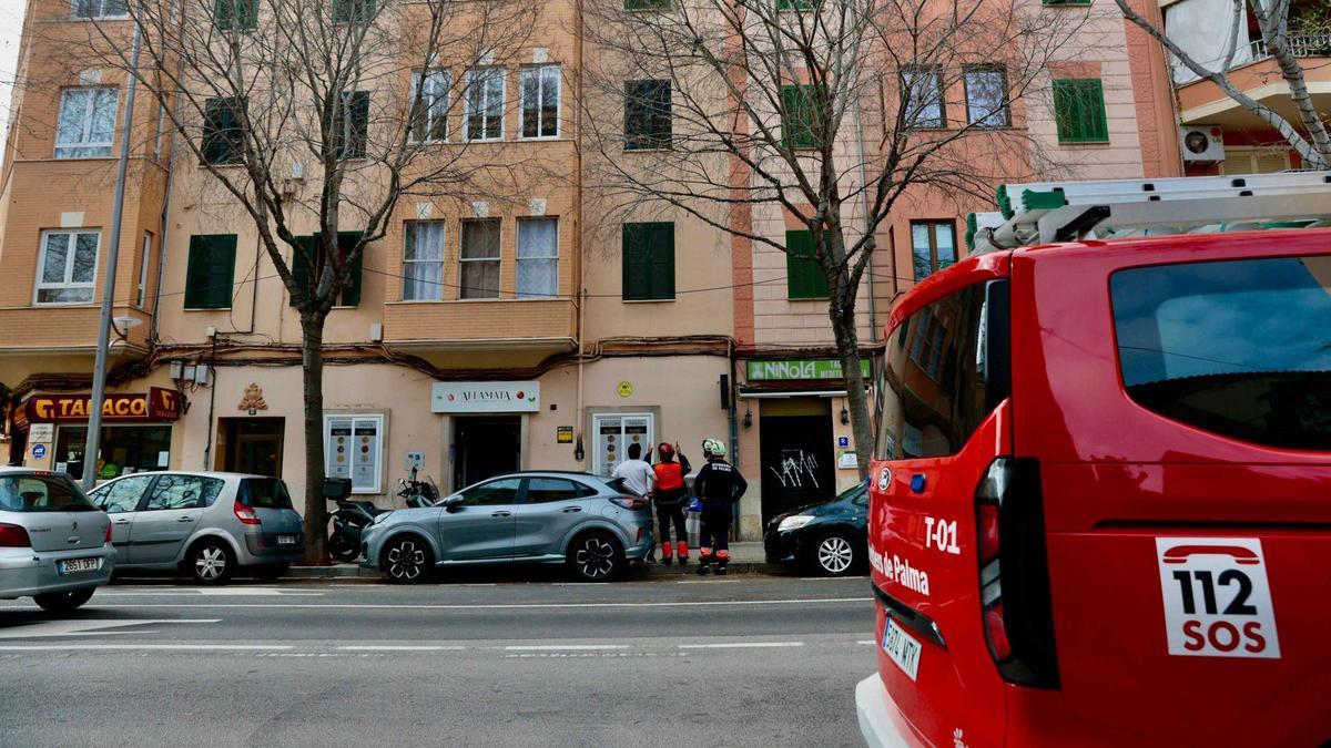Desalojan tres viviendas de la calle Gaspar Bennàsar, en Palma, por riesgo de derrumbe