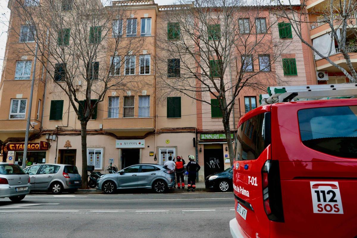 Desalojan tres viviendas de la calle Gaspar Bennàsar, en Palma, por riesgo de derrumbe