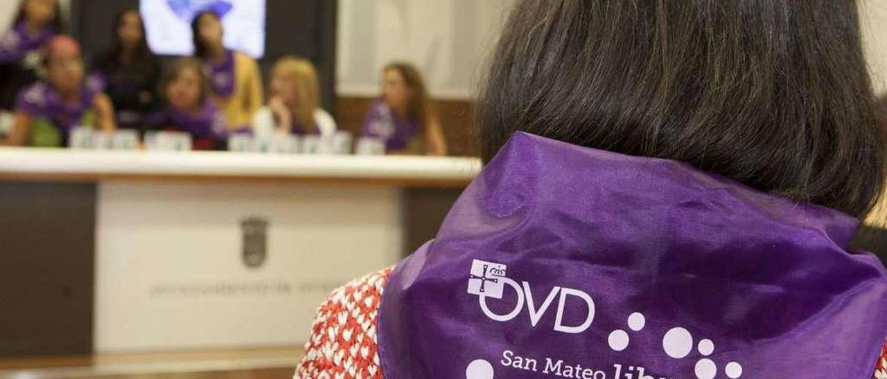 Una mujer, con un pañuelo contra la violencia machista, durante la presentación del programa.