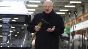 El presidente de Bielorrusia, Aleksander Lukashenko, durante una visita a una fábrica de automóviles.