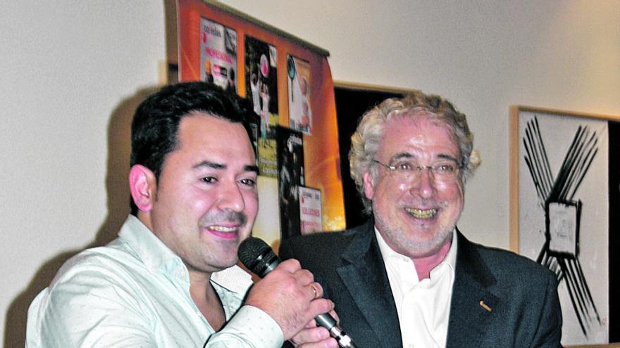 Alfredo Fernández, presidente de Cofedas, a la derecha, junto a Jorge R. Llerandi, de Ferretería Otero y premio &quot;Ferretero del año&quot; 2016.| cofedas