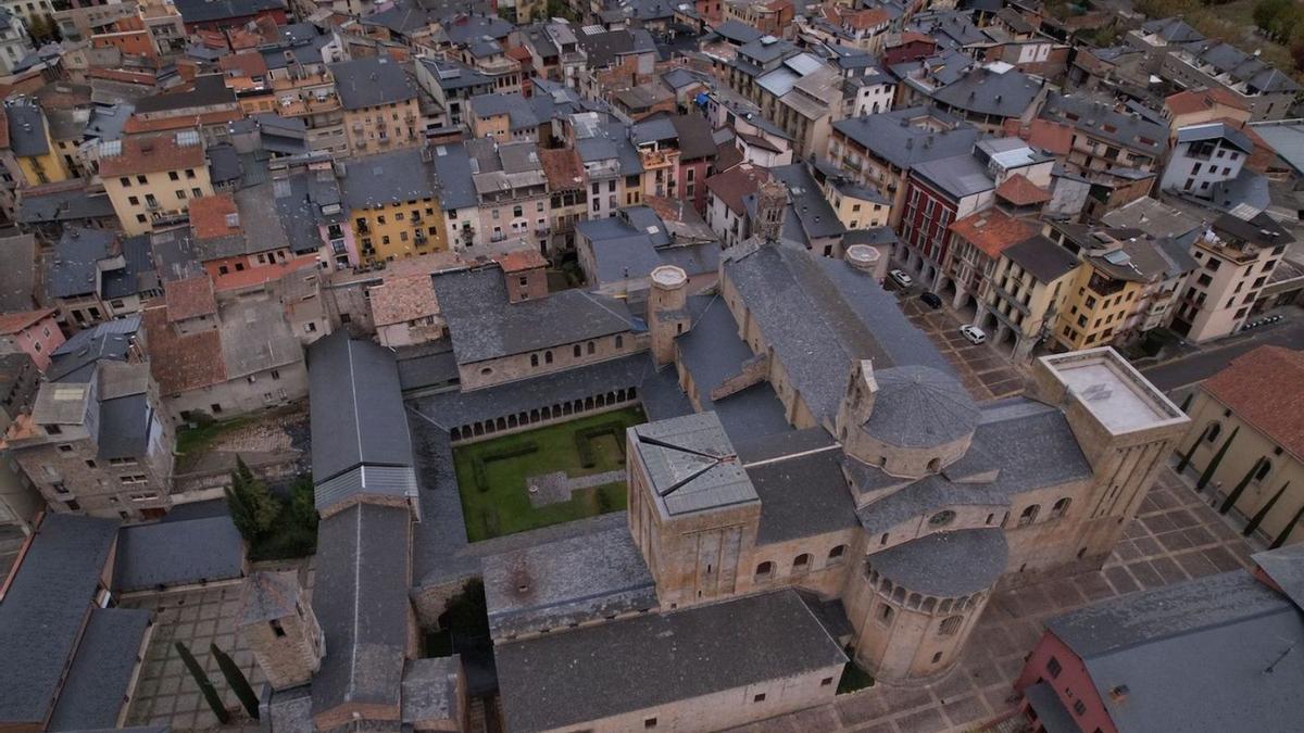 Vista aèria de la catedral romànica de Santa Maria d’Urgell, al centre de la Seu d’Urgell | AJ SEU