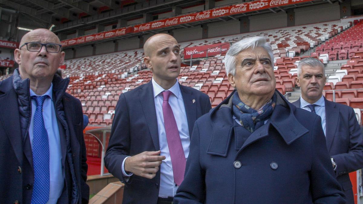 Pedro Rocha, presidente de la comisión gestora de la RFEF, en una visita a El Molinón.