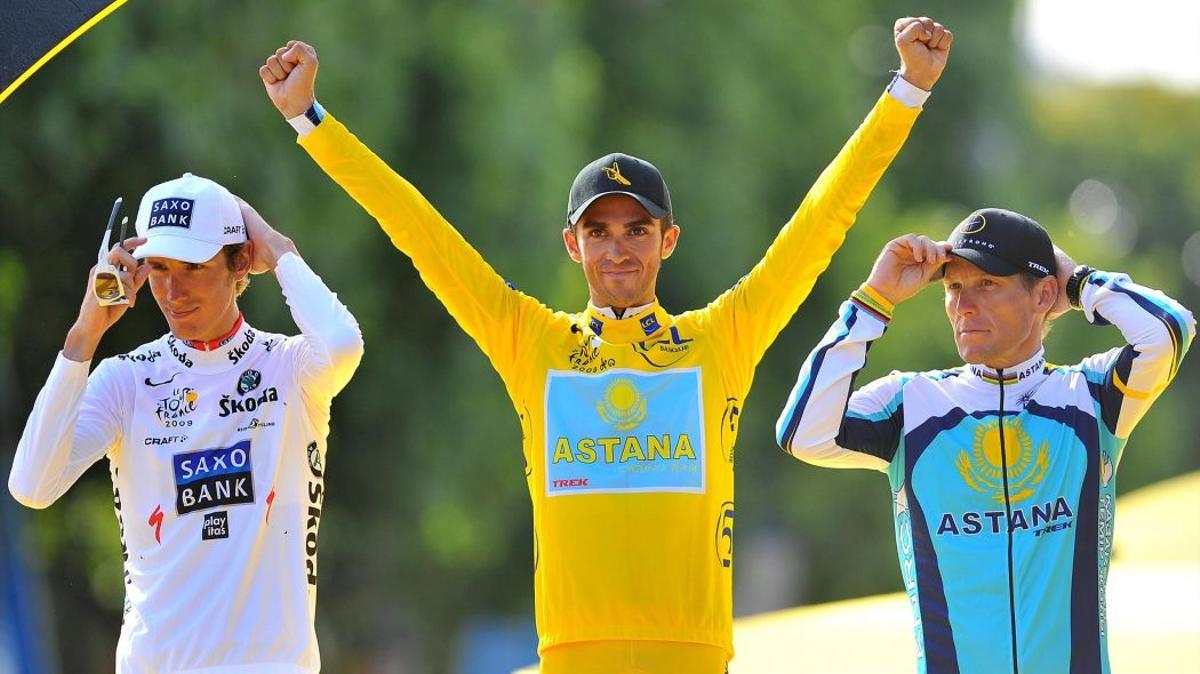 Alberto Contador, en los Campos Elíseos, con Andy Schleck y Lance Armstrong (tercero y vestido de Astana).