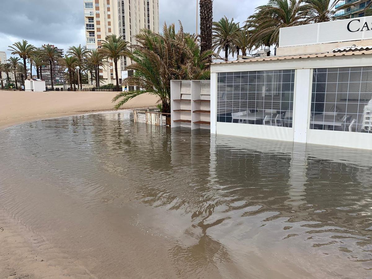 En directo | Cerrada al baño la playa del Postiguet para analizar la calidad de las aguas tras la tormenta