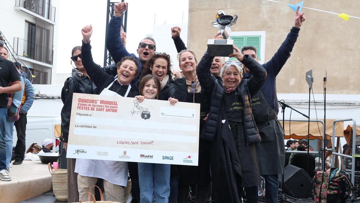 Parte de los componentes del equipo de Can Barri este sábado, entre ellos, Angelita Candela, que sostiene el trofeo.
