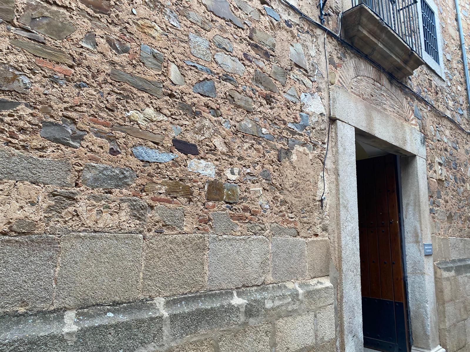 Fachada del centro de la Cruz Blanca de Cáceres.