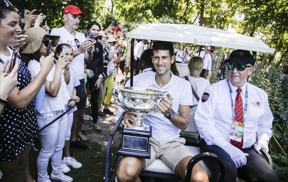 Novak Djokovic viaja en un carrito de golf tras una sesión de fotos en el Real Jardín Botánico de Melbourne, Australia. Novak derrotó a Rafael Nadal en la final del torneo de tenis Grand Slam Australian Open. 