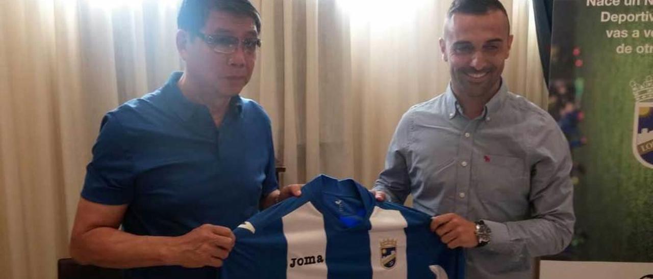 Cristian Bustos junto a Xu Genbao, propietario del Lorca FC.