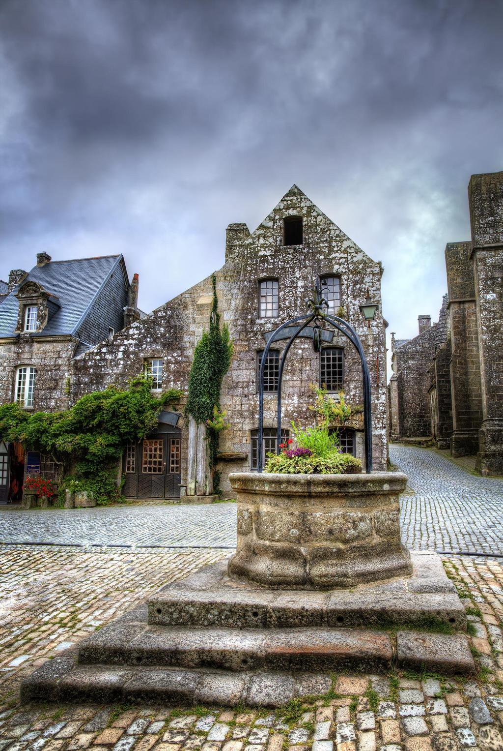 El pozo en la plaza central de uno de los pueblos más bonitos de Francia
