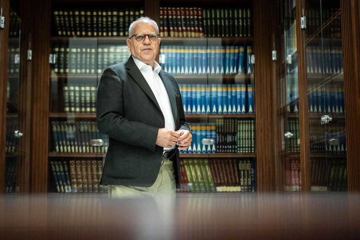 Casimiro Curbelo en la Sala Biblioteca del Parlamento de Canarias antes de la entrevista.