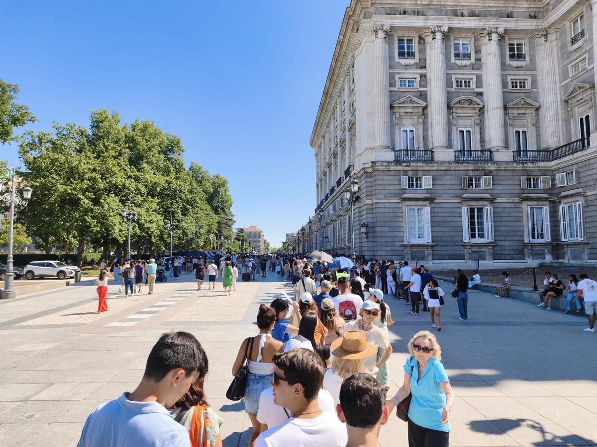 La larga cola de fieles esperando para acceder a la explanada frente a la catedral.