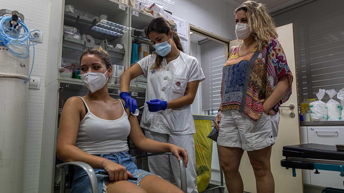 Una chica se vacuna contra el covid-19 en el CAP Ramón Turró de Poblenou.