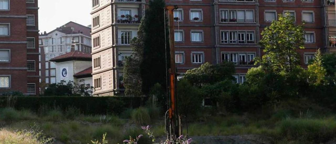 Una máquina para hacer sondeos en el solar de la antigua residencia de Ingenieros, el pasado miércoles.