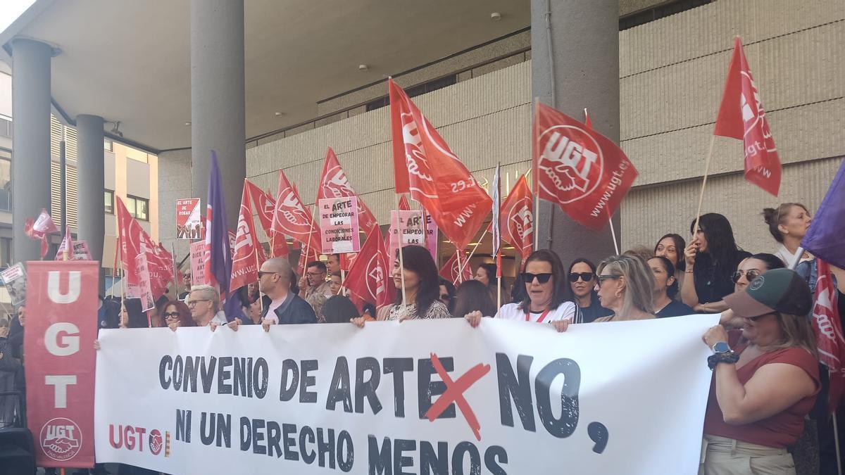 Protesta de los trabajadores del textil convocada por UGT en Alicante.