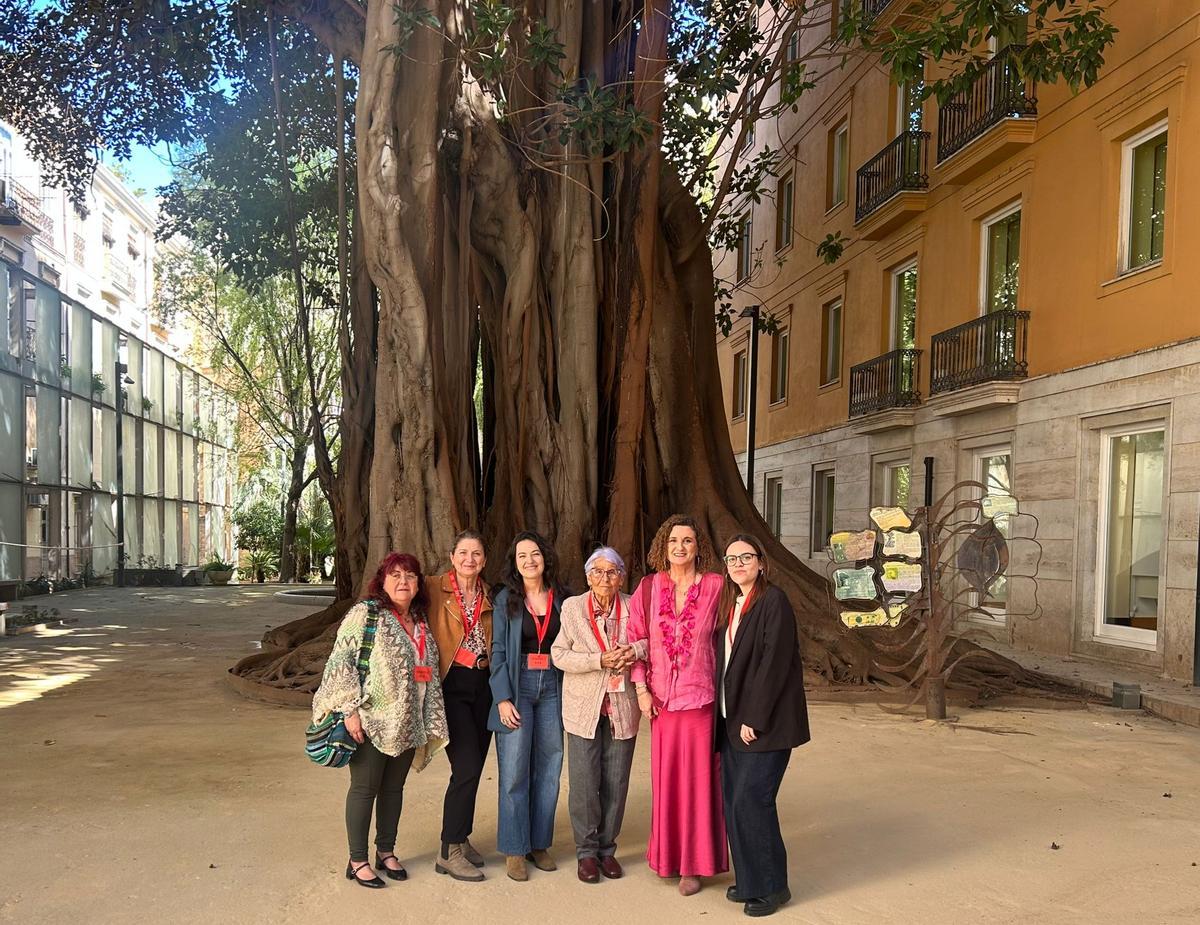 La superviviente del Patronato Paquita Beltrán y las investigadoras María Palau y Marta García, con la diputada socialista Mercedes Caballero en las Corts