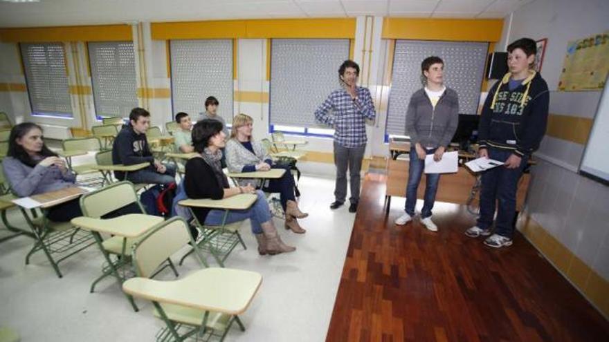 Alumnos presentando a Concello e ECOS o seu estudo sobre Paisaxe Lingüística, en juño.  //  Bernabé/Gutier