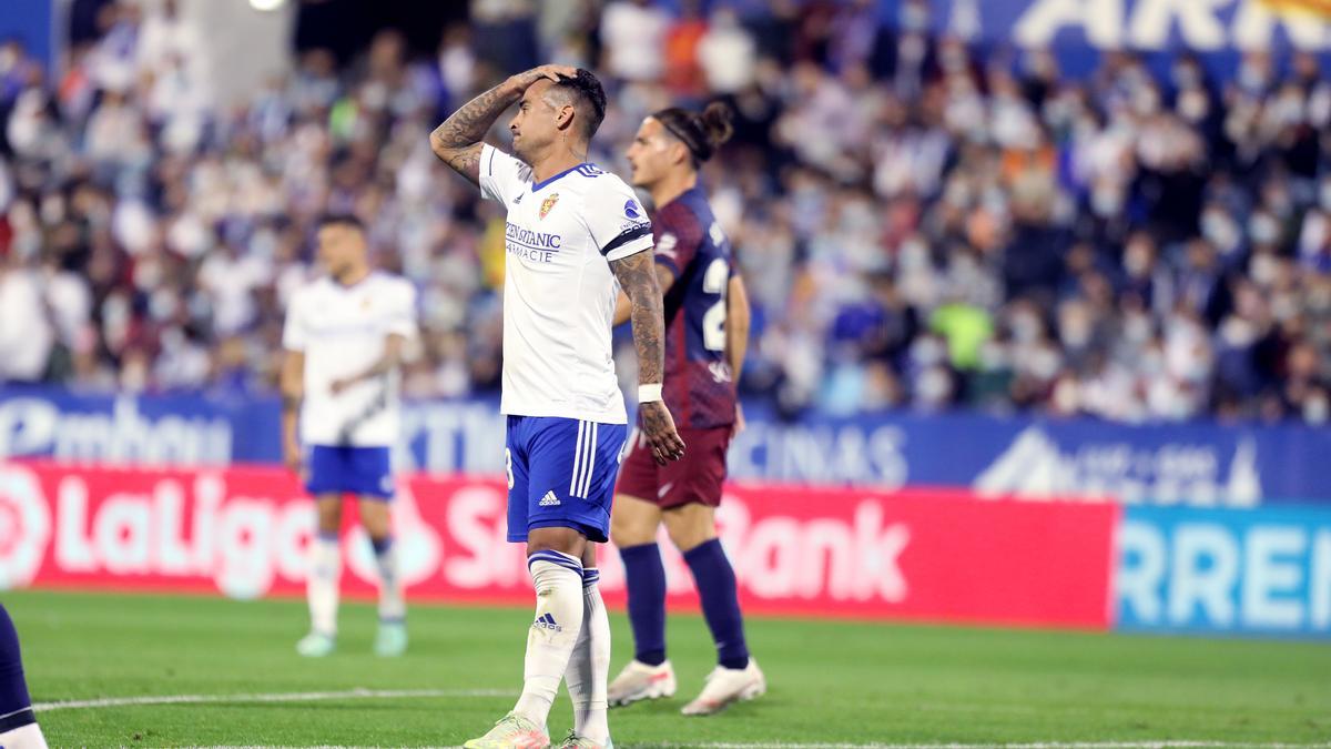 Nano Mesa se lamenta durante el partido frente al Huesca.