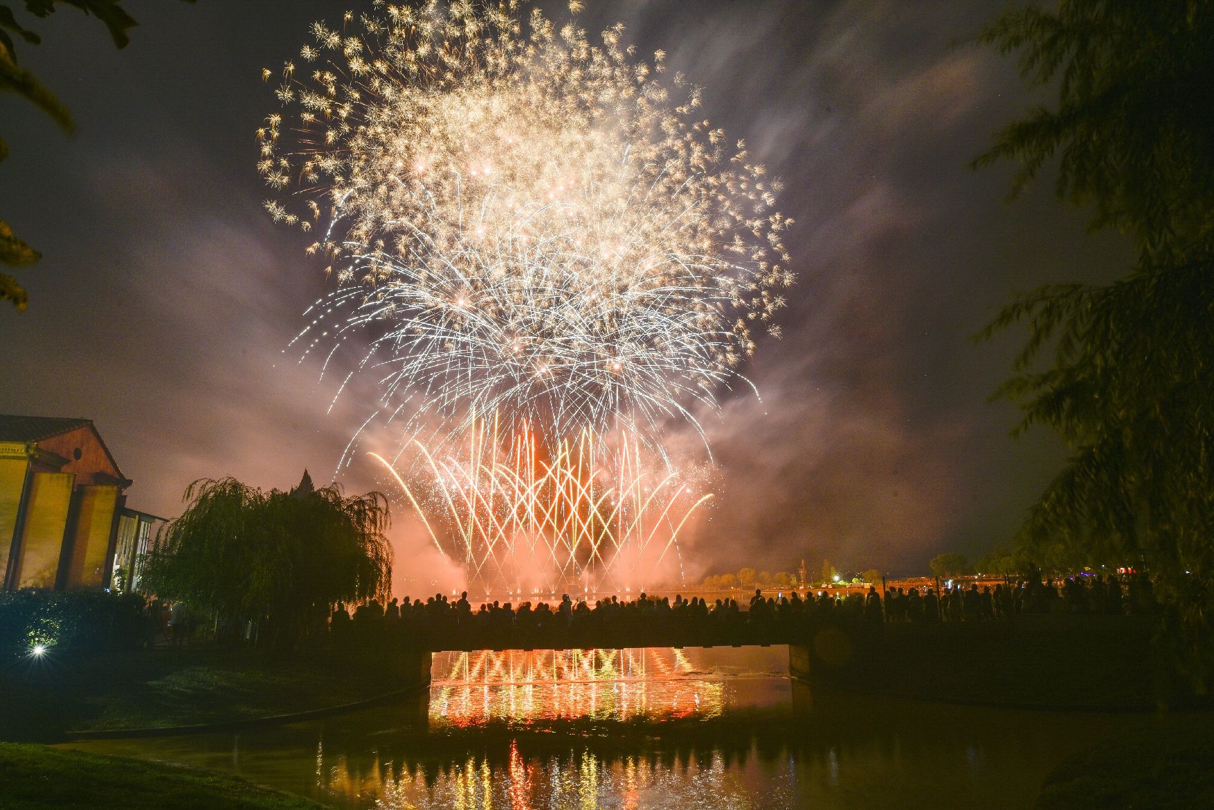 El Parc de l'Agulla s'omple per veure el Castell de Focs