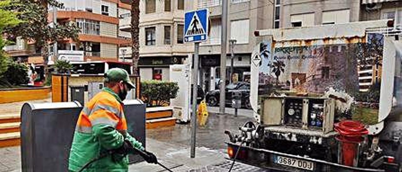 Limpieza viaria en Torrevieja.  | JOAQUÍN CARRIÓN