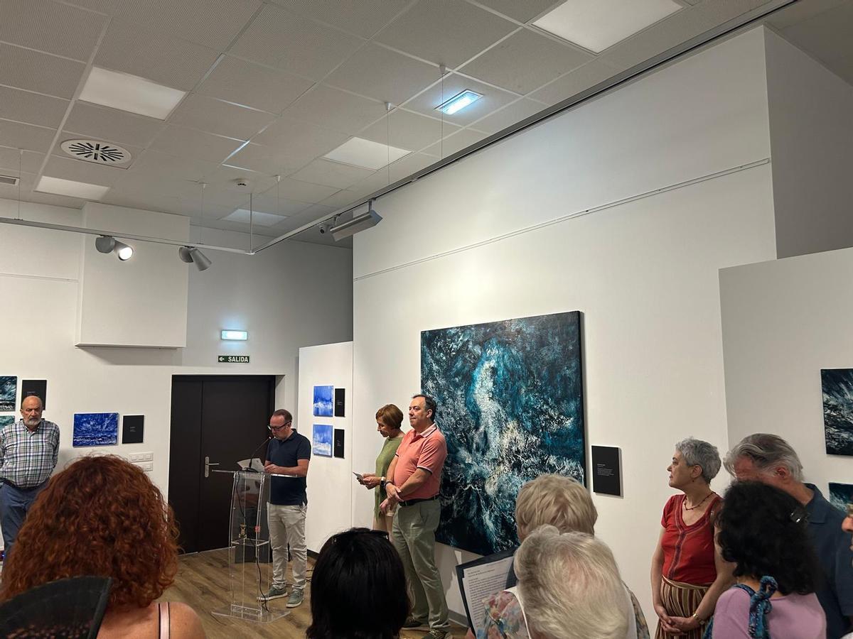 EN IMÁGENES: Inauguración en Villaviciosa de la muestra "La poesía y el mar" de Guillermo Simón