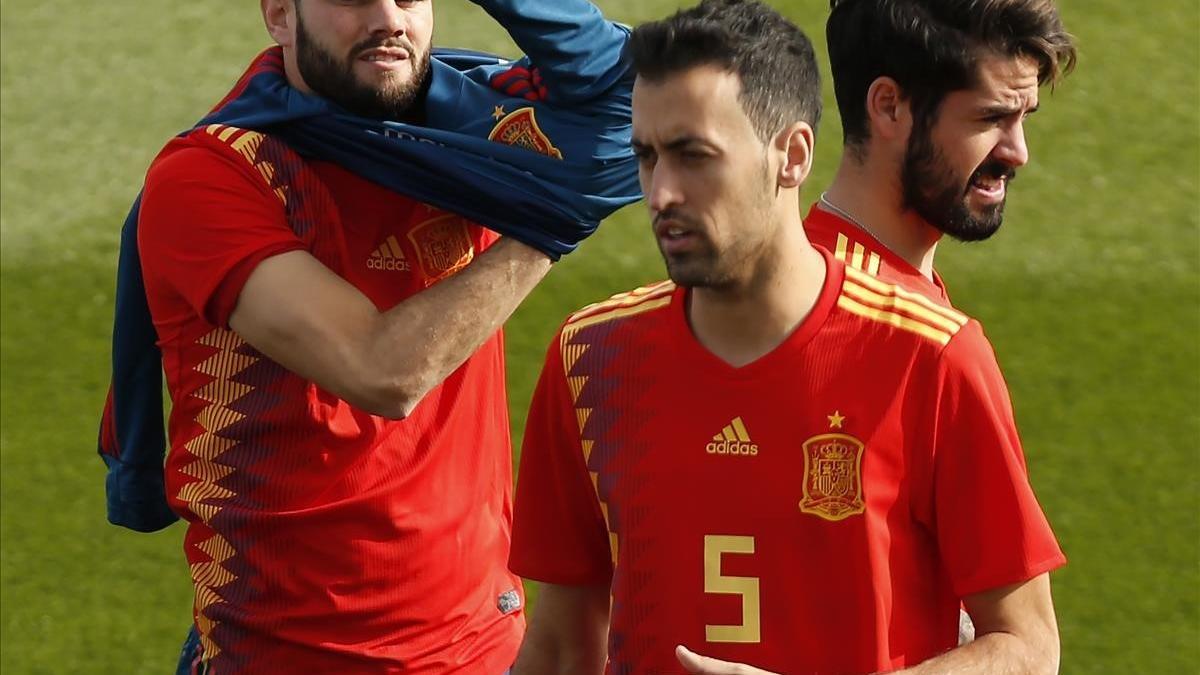 Sergio Busquets, junto con Isco y Nacho, antes de posar para la foto oficial con la nueva camiseta