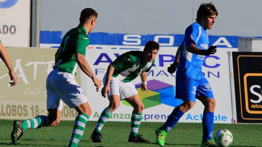 Álvaro de la Iglesia se lleva el balón ante dos rivales.