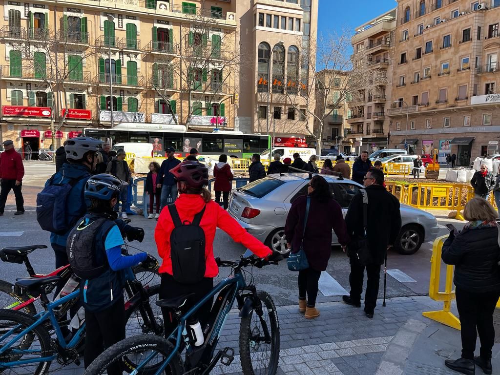 Curiosidad por el socavón en las Avenidas de Palma