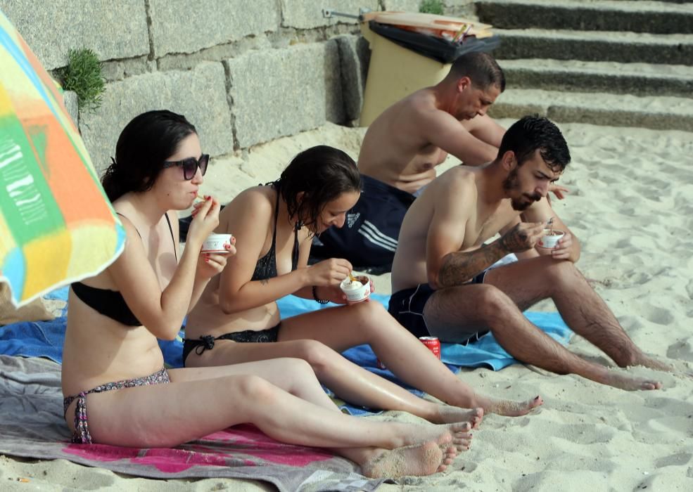 Los arenales de la ciudad a rebosar durante la jornada en la que la estación meteorológica del centro de la ciudad alcanza 37,7 grados, el valor más alto desde que se inauguró.