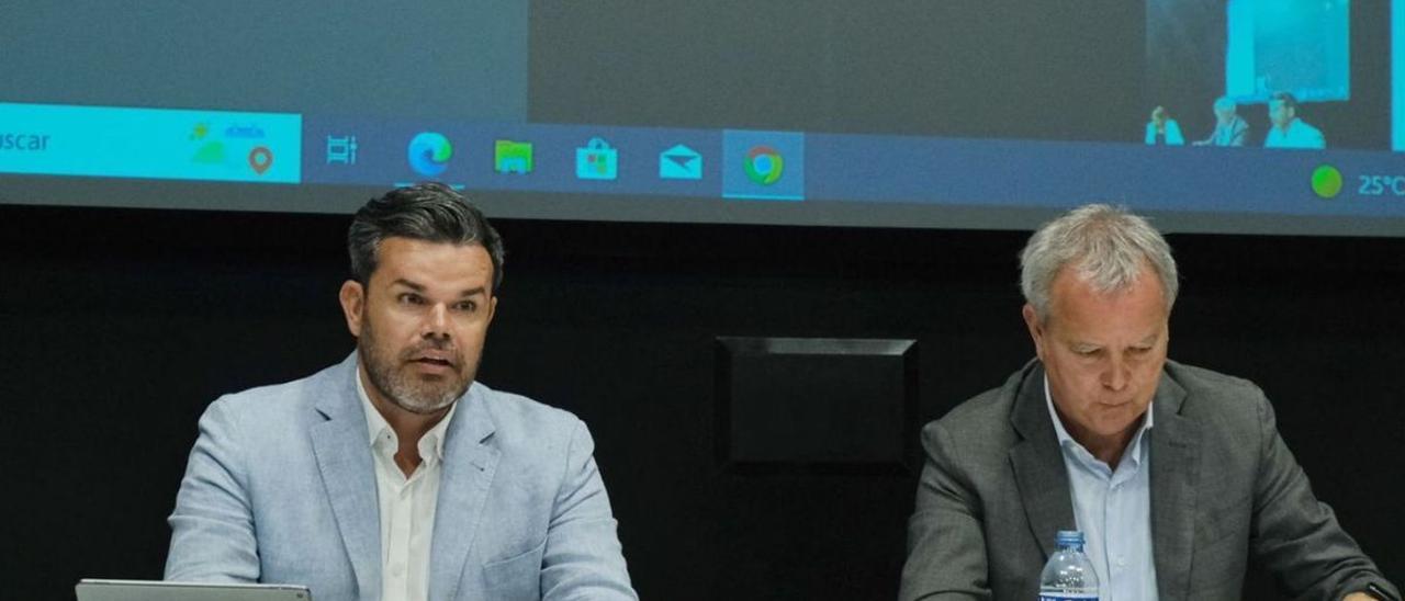 Zebenzuí Chinea, consejero del Cabildo, a la izquierda, y el titular del área regional de Vivienda, Sebastián Franquis.