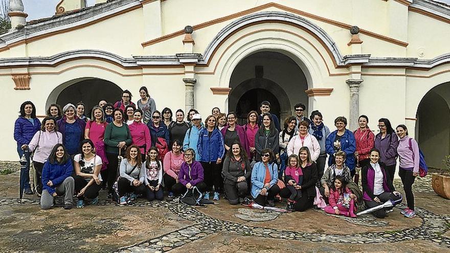 La marcha a pie a la ermita reúne a 50 personas