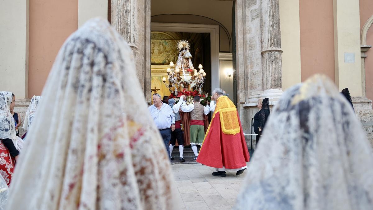 Lucía y la corte, en la procesión de la Virgen de la Barriada de Quart