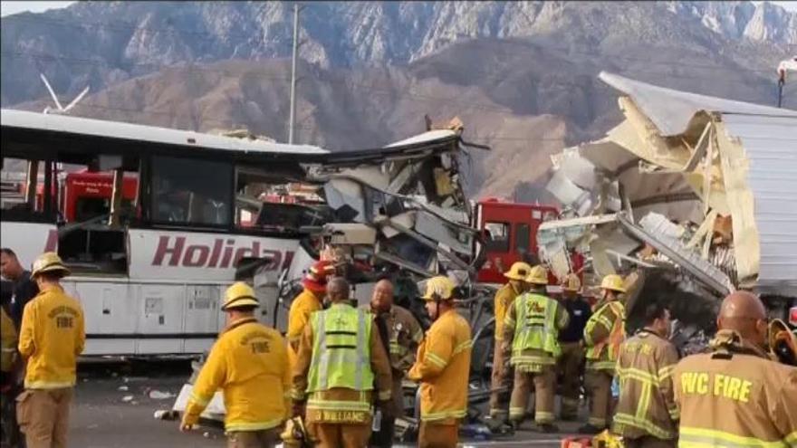 Al menos 13 muertos en un accidente de autobús en California