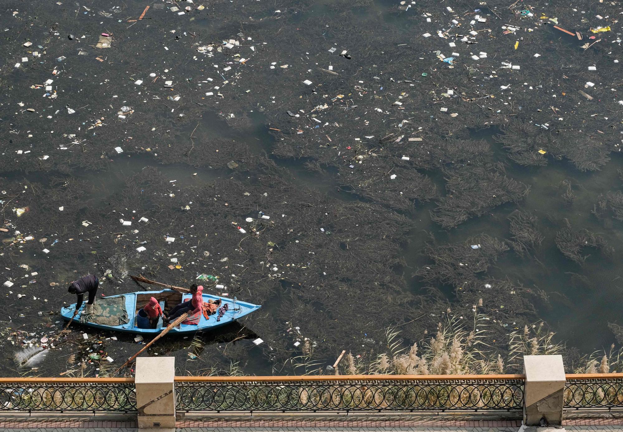 Un hombre pesca en la orilla del río Nilo.