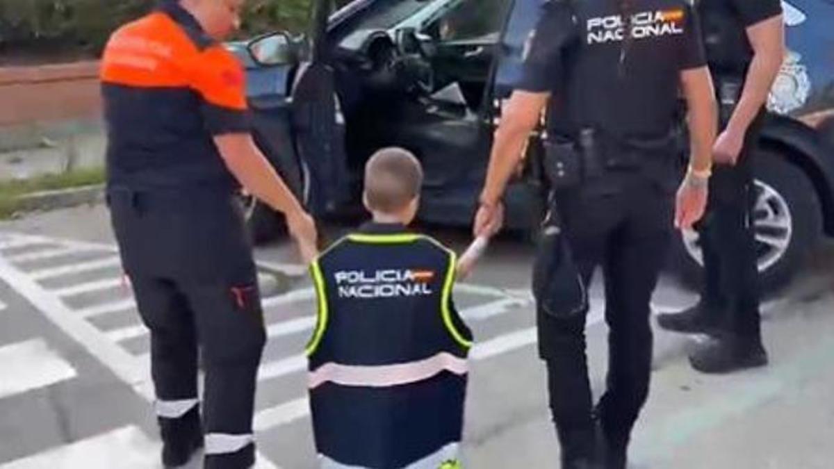 Imagen de Bilal, un niño ciego de 4 años, siendo acompañado por la Policía Nacional tras ser evacuado por los incendios en Sierra Oeste (Madrid)