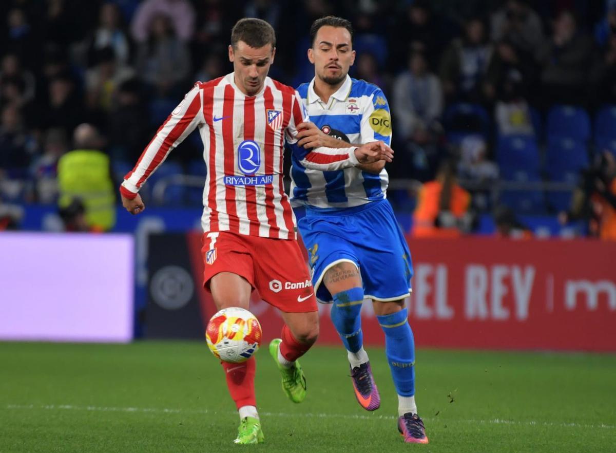 Antoine Griezmann gana un duelo con Quagliata en un lance del encuentro.
