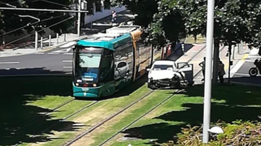 Un coche impacta contra el tranvía en la Cruz del Señor