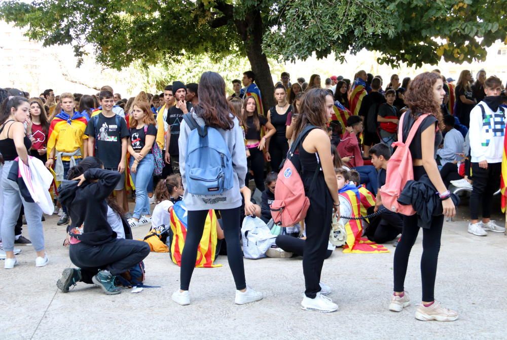 Manifestació d'estudiants contra la sentència del procés pels carrers de Girona