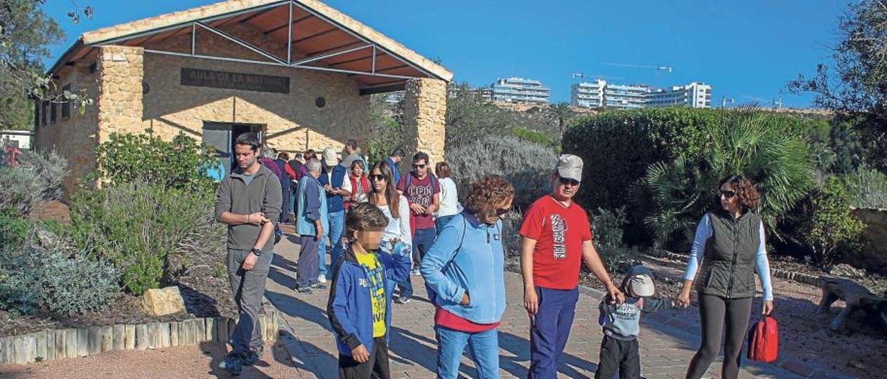 Integrantes de unas pasadas jornadas de voluntariado, en las inmediaciones del centro de interpretación de este paraje natural municipal.