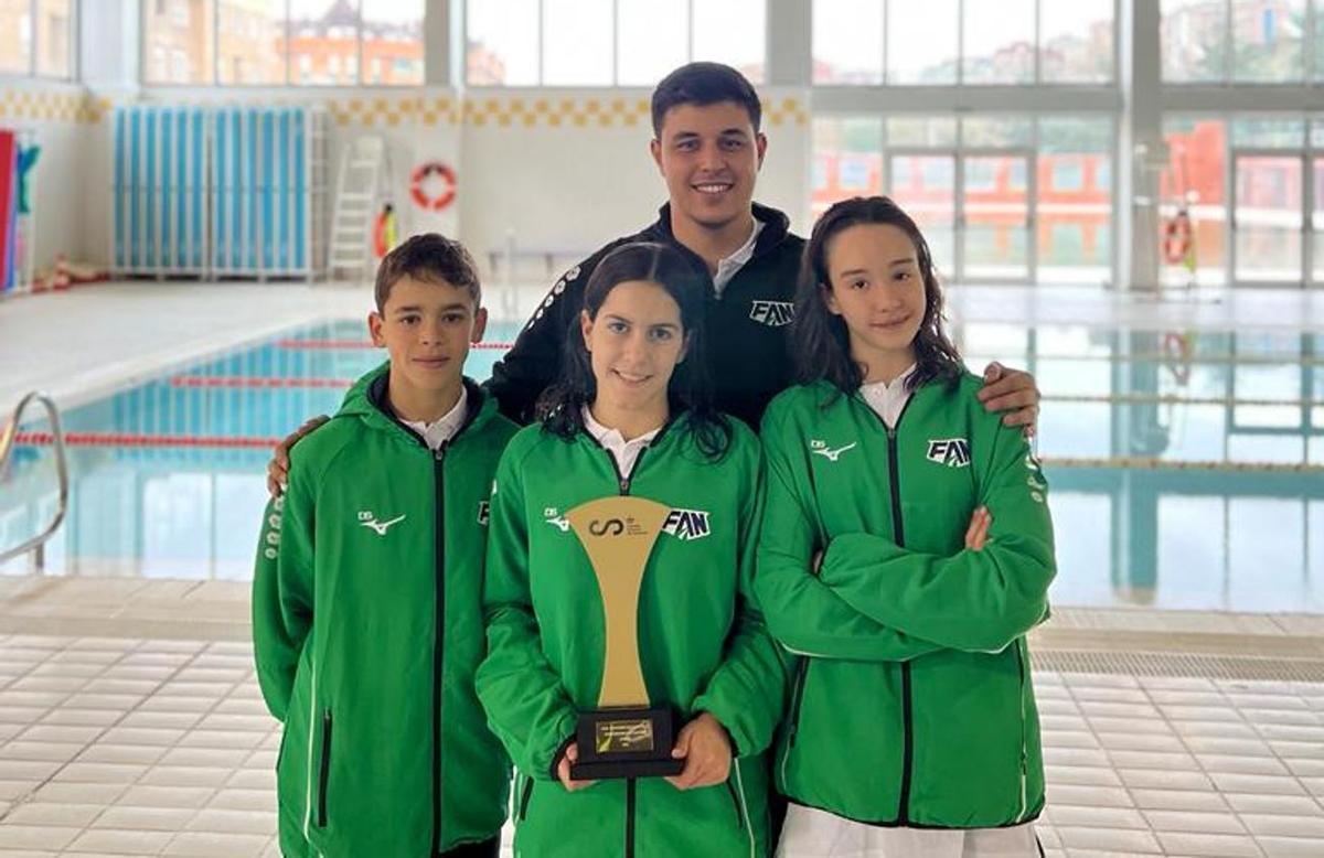 Los nadadores Sergio Rojas, Macarena López y Lucía Puertas, junto al entrenador José Enrique Castilla.