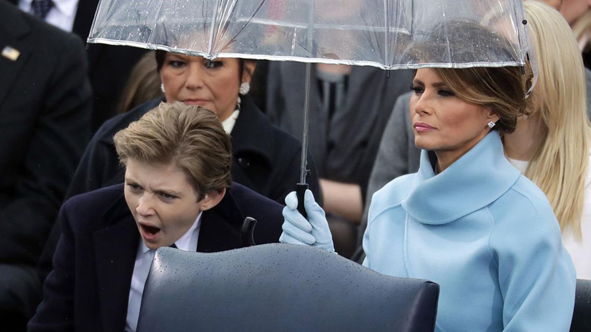 Barron Trump bosteza junto a su madre, Melania Trump, durante la toma de posesión de su padre.