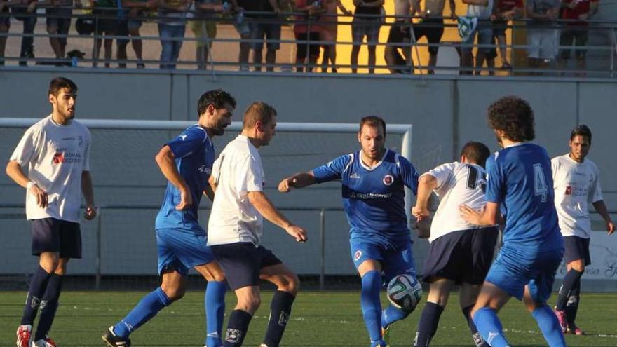 Diego Soto, Julio Salgado y Xurxo pelean por un balón en el partido de ayer contra el Santa Teresita.