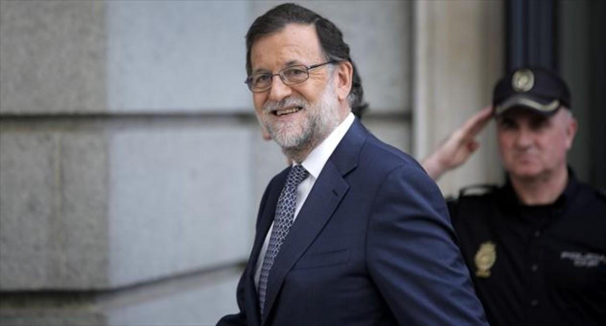 El presidente del Gobierno, Mariano Rajoy, se dirige a una reunión del grupo parlamentario del Partido Popular en el Congreso de los Diputados.