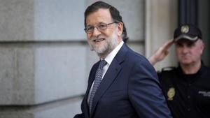 El presidente del Gobierno, Mariano Rajoy, se dirige a una reunión del grupo parlamentario del Partido Popular en el Congreso de los Diputados.