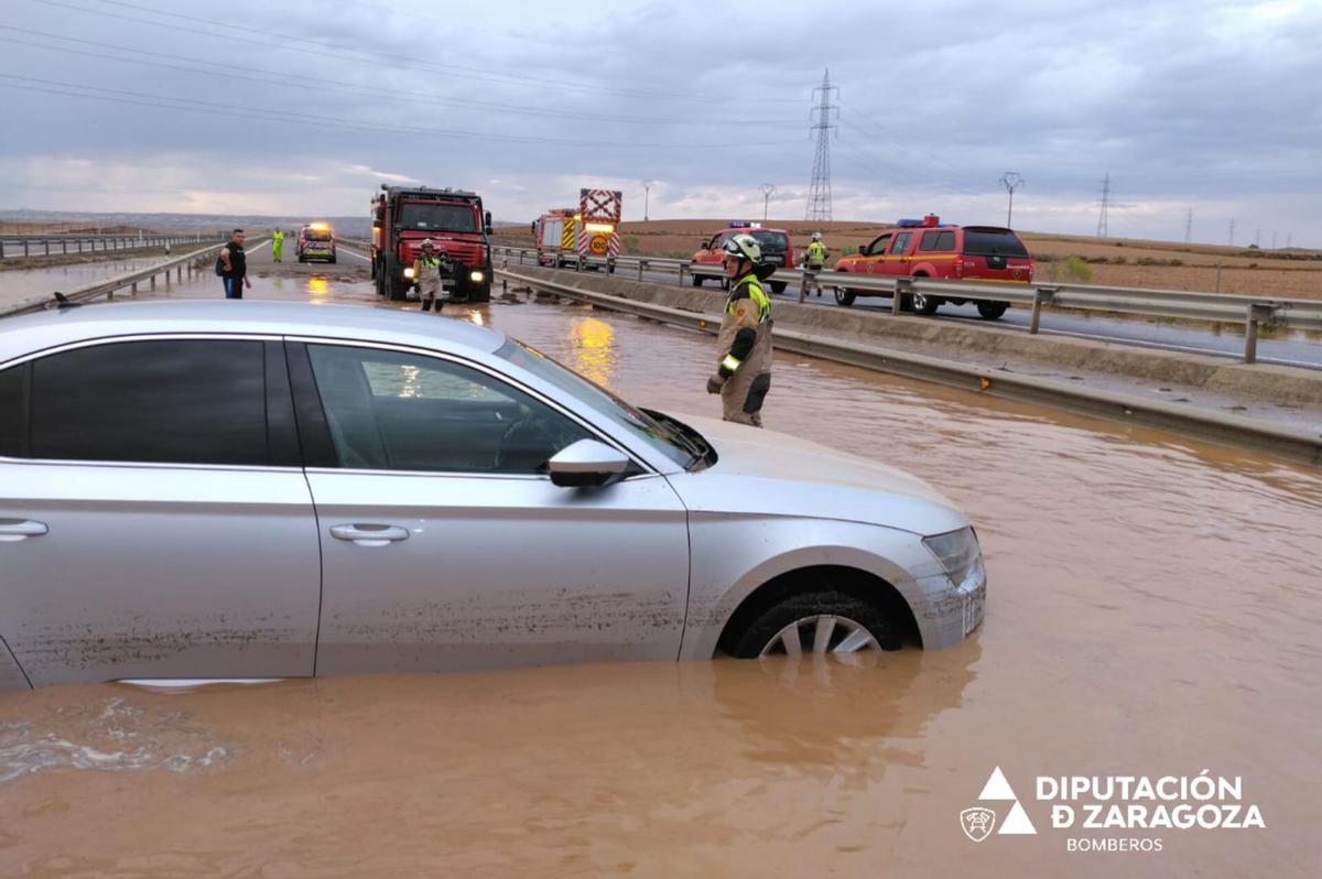 Así quedó el vehículo atrapado en la A-2 en Épila ayer por la tarde-noche