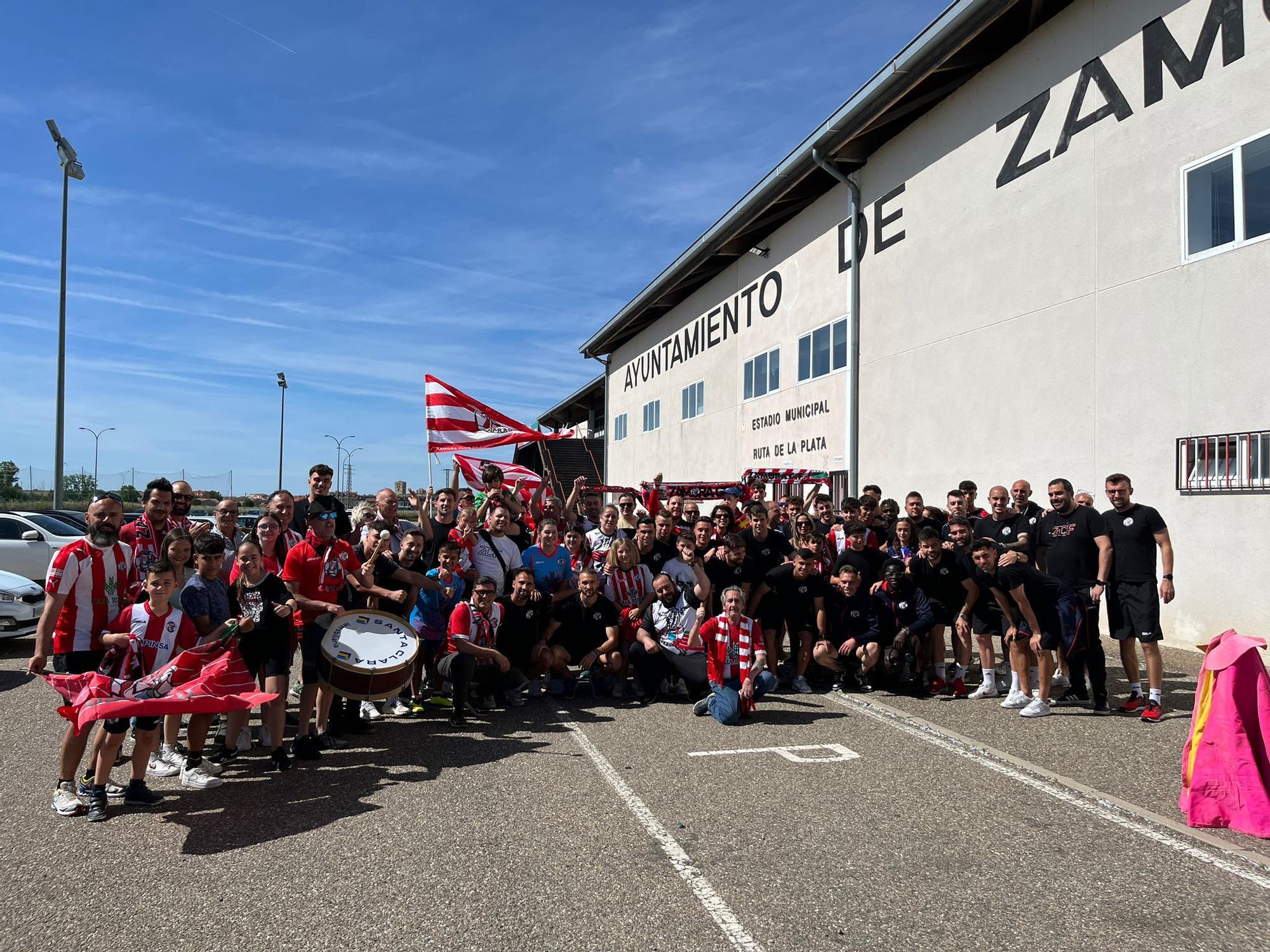GALERÍA | Los aficionados despide a la expedición del Zamora CF antes de viajar a Sanse
