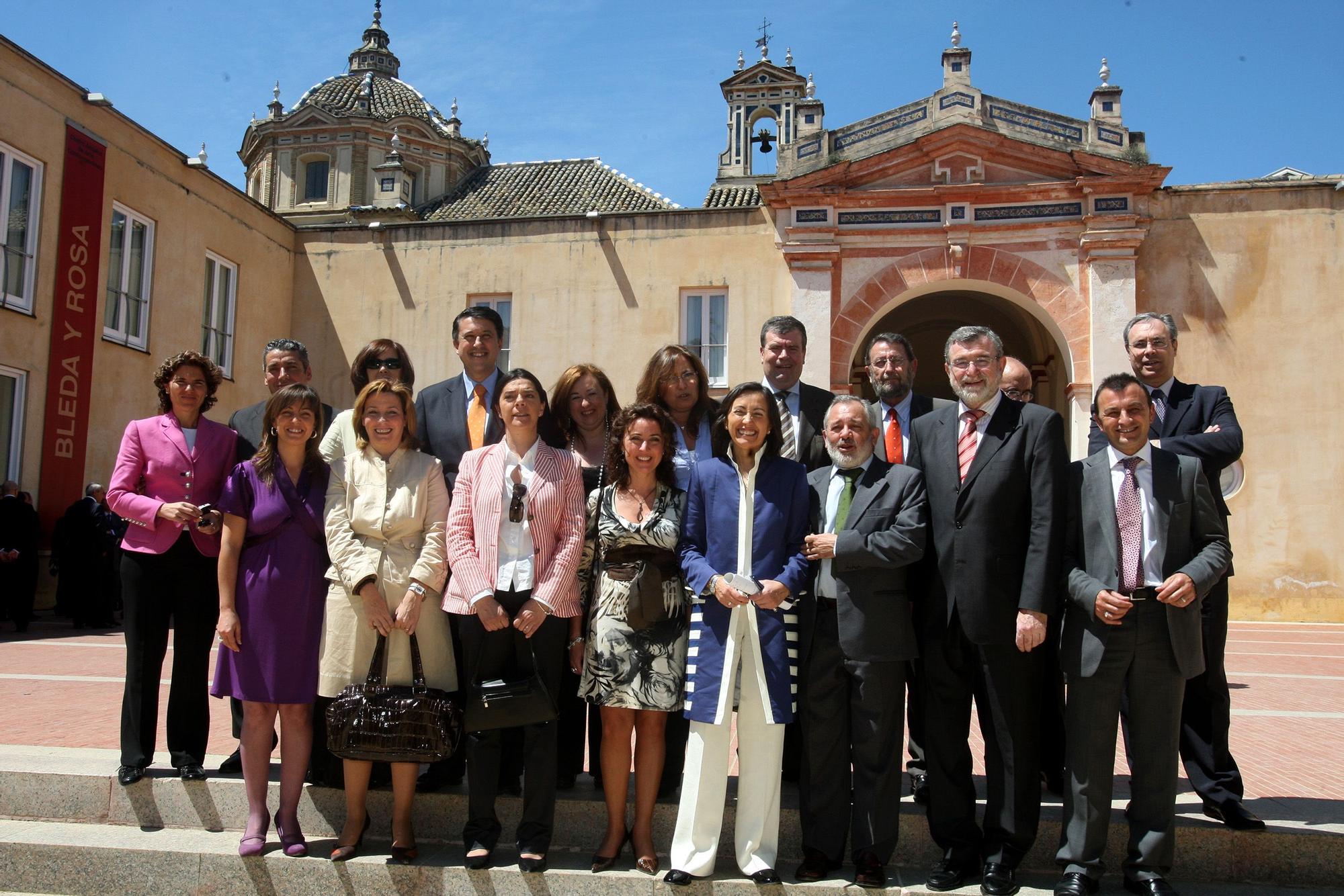 2009 rodeada de cordobeses tras tomar posesi�n como consejera de la Junta de Andaluc�a.jpg