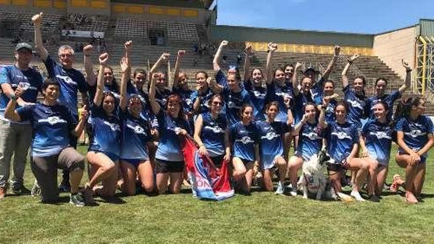 El equipo femenino del Gijón Atletismo celebra el ascenso en Soria.